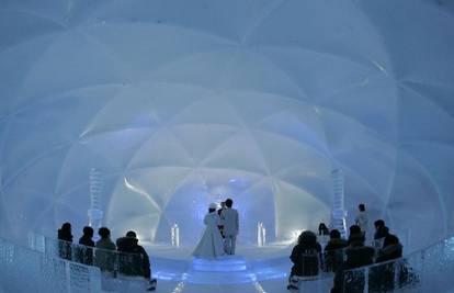 Turisti dolaze u Japan na vjenčanje u kapelici od leda