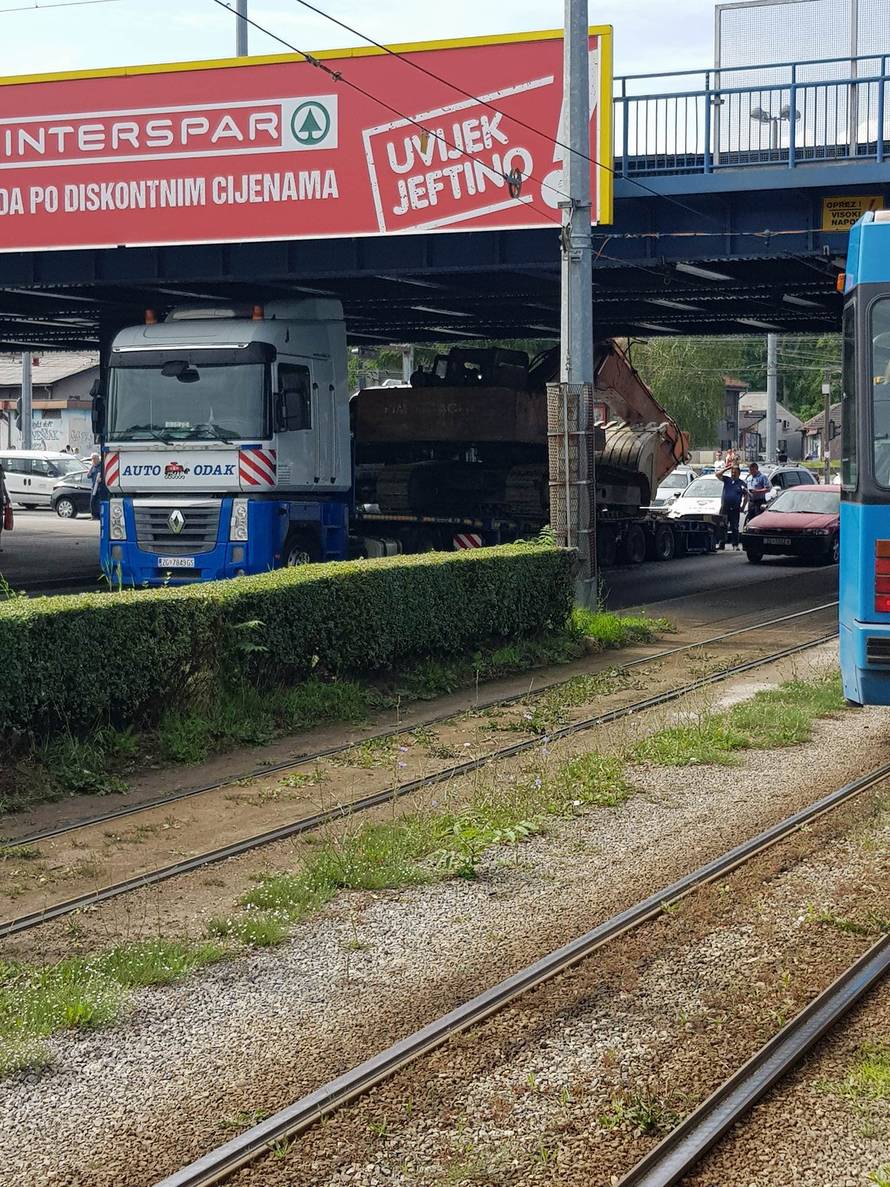 Kamion s bagerom zapeo za nadvožnjak na Držićevoj aveniji