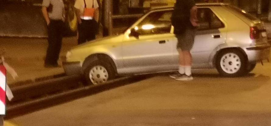 Zagreb: Auto na tračnicama