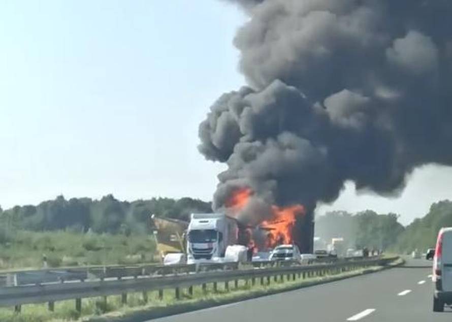 Prizori užasa s autoceste: Dvoje ljudi poginulo u teškoj nesreći