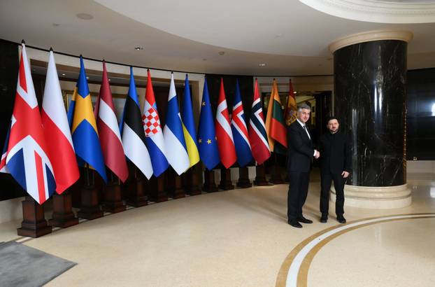 FOTO Plenković zapalio svijeću na obljetnici rata u Ukrajini