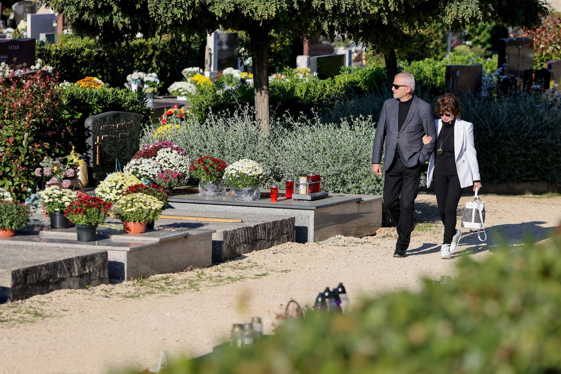 Zadar: Velik broj ljudi na Gradskom groblju povodom blagdana Svih svetih