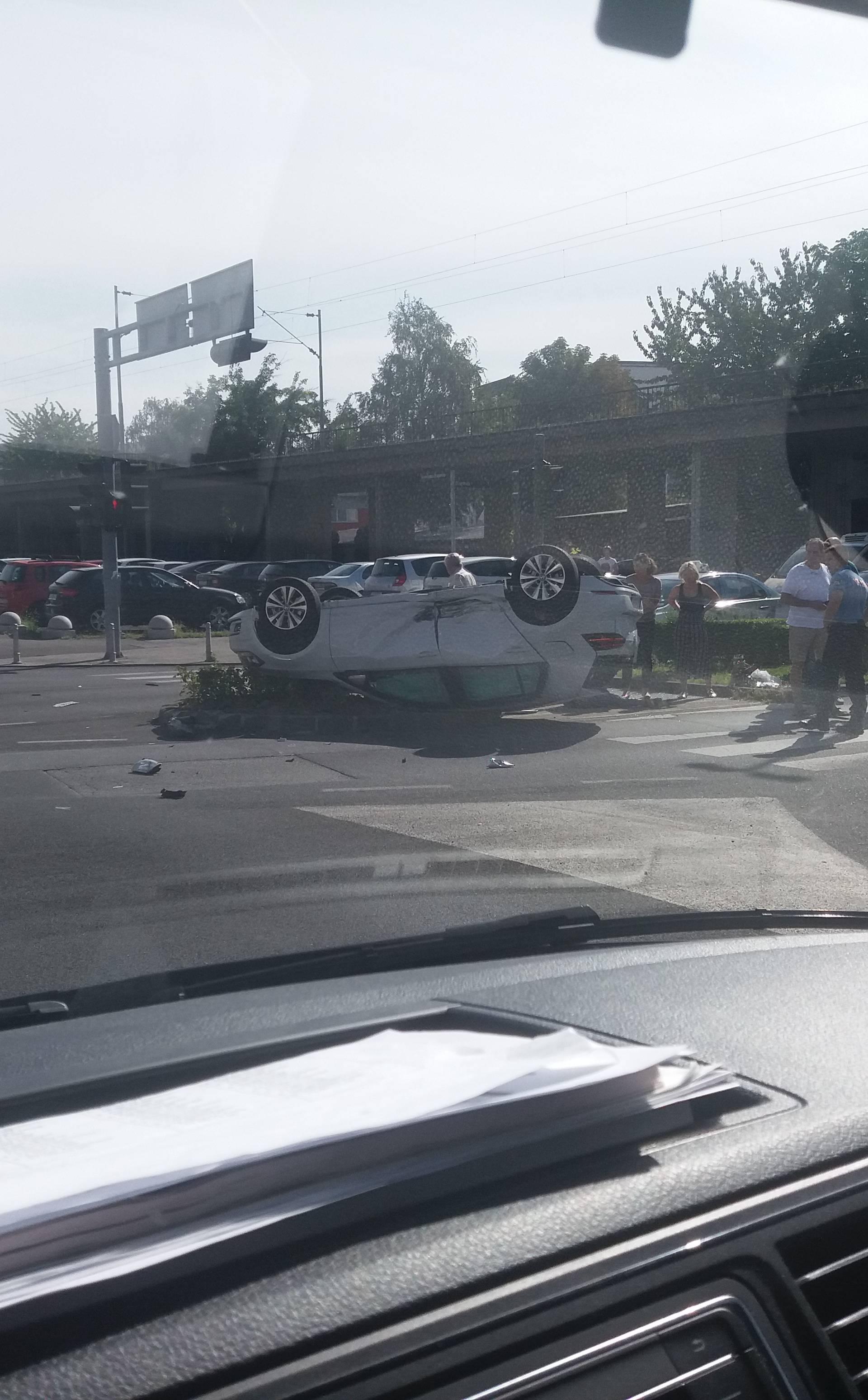 Sudar na Zavrtnici u Zagrebu: Auto od udara završio na krovu