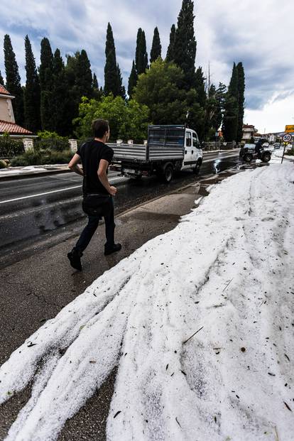 Grmljavinsko nevrijeme s tučom zahvatilo Kaštela