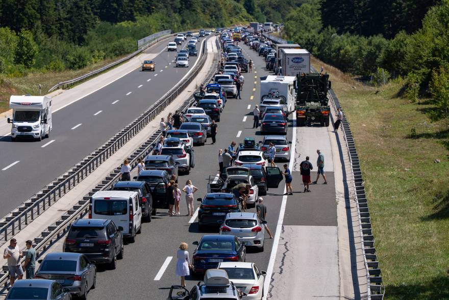Otočac: Kolona prije tunela Plasina u smjeru Dubrovnika