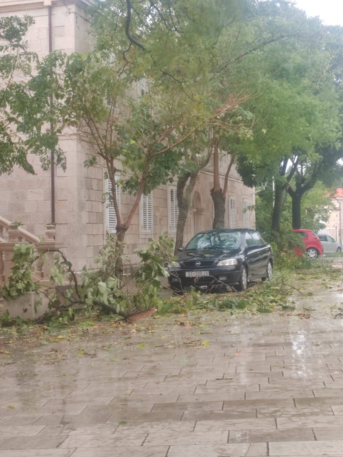 FOTO Olujno nevrijeme pogodilo Brač: 'Stablo je palo na crkvu'; Vatrogasci: Na terenu sve ekipe