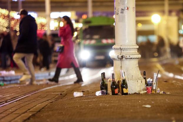Zagreb: Smeće na gradskim ulicama nakon proslave Nove godine 