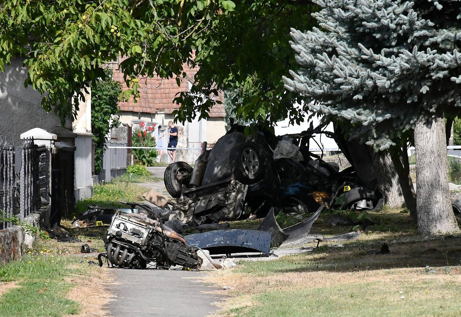 U prometnoj nesreca poginula su dva mladica nakon sto su automobilom sletjeli s ceste i udarili u drvo