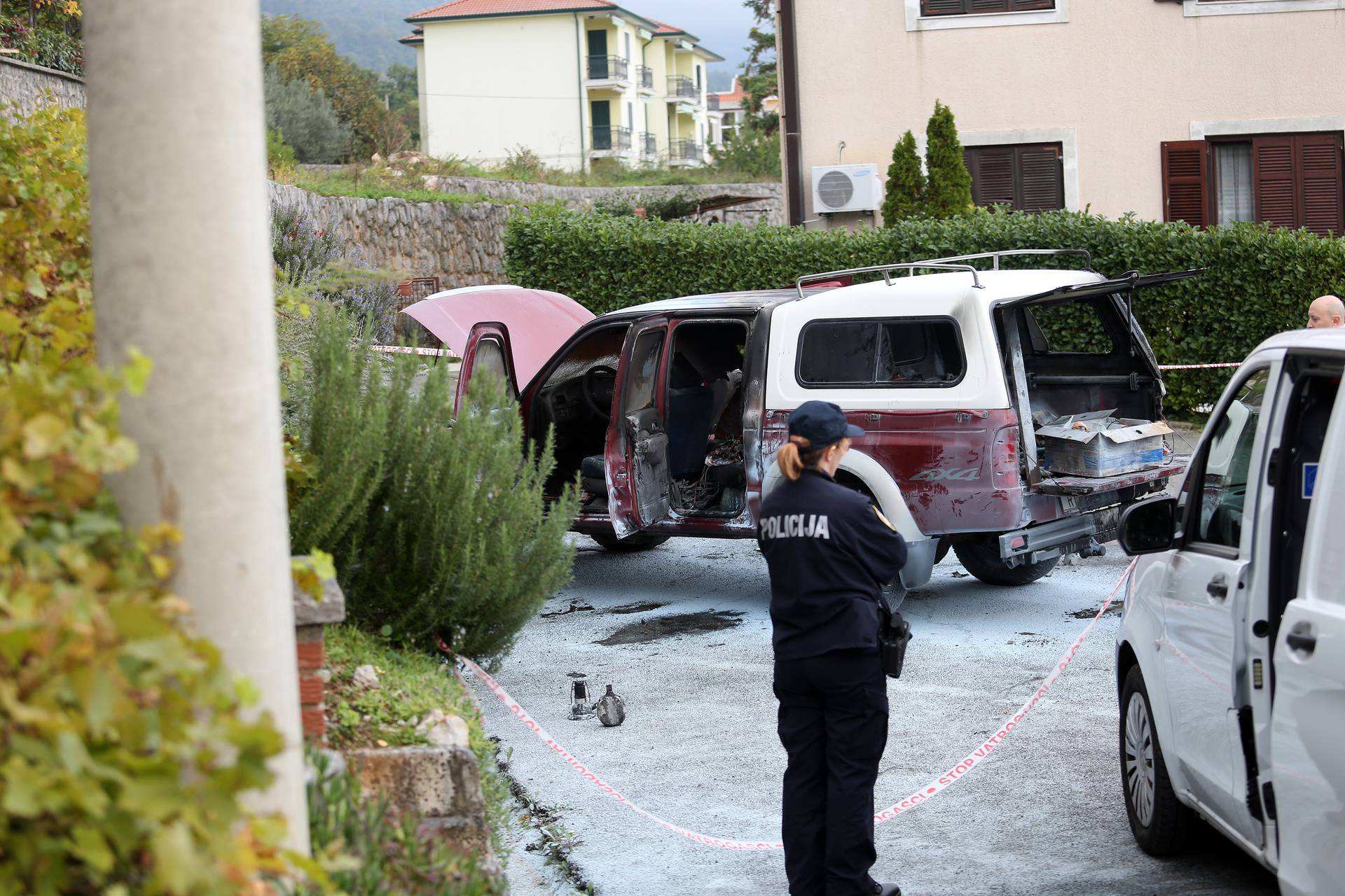 Lovran: Policijski očevid na mjestu zapaljenog vozila