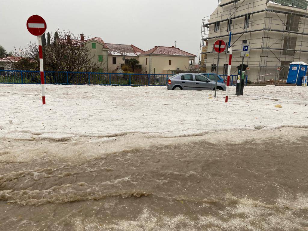 VIDEO Potop i tuča kod Splita, u Solinu se zabijelile ceste: 'U 10 minuta sve je bilo pod vodom'