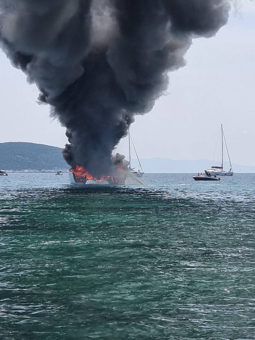 FOTO U blizini Trogira izgorio katamaran: Na njemu bilo 10 putnika, nema ozlijeđenih