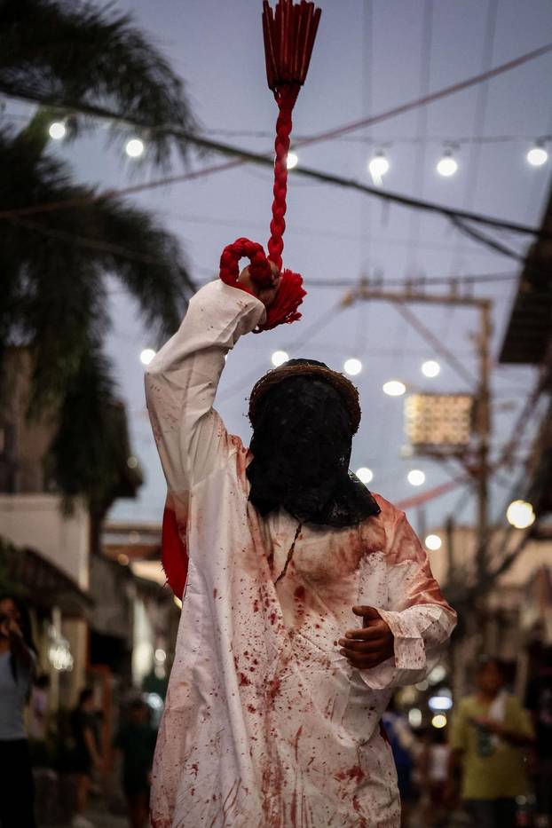 Filipino Catholics perform self-flagellation for Lent