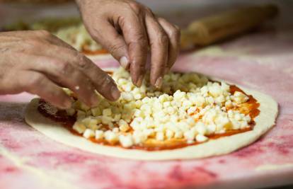 Na pizzu stavili 1001 vrstu sira pa ušli u Guinnessovu knjigu rekorda: 'Tijesto smo kuhali'