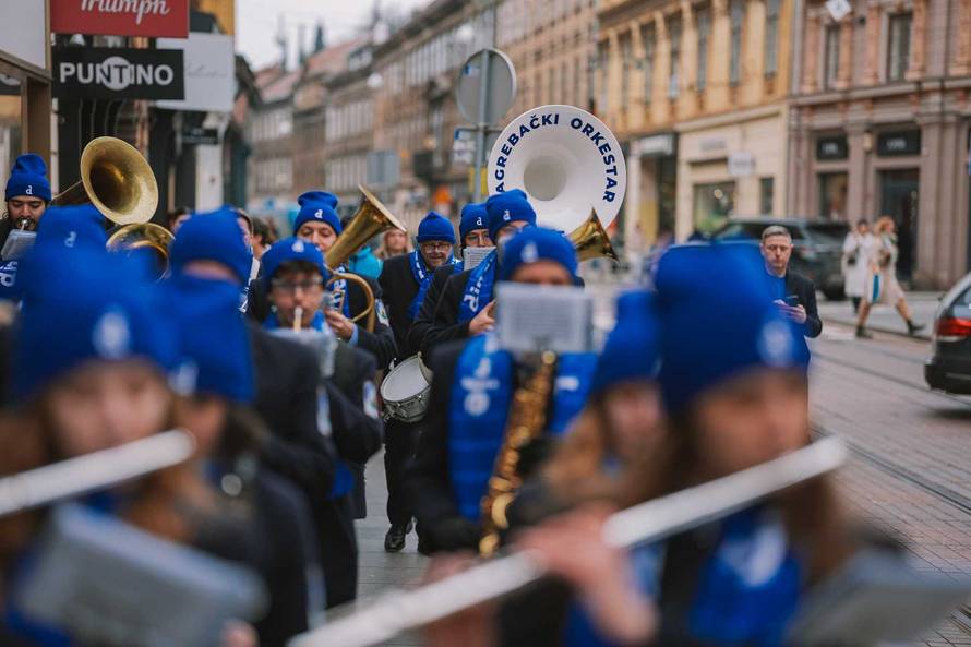 FOTO ZET-ov puhački orkestar u Dinamovim kapama i šalovima okupirao centar Zagreba