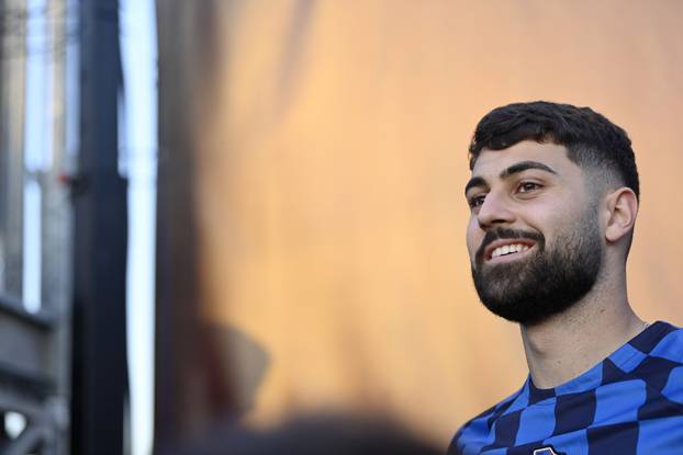 Međusobni okršaj zvijezda Vatrenih u uličnom nogometu održan je u Zagrebu