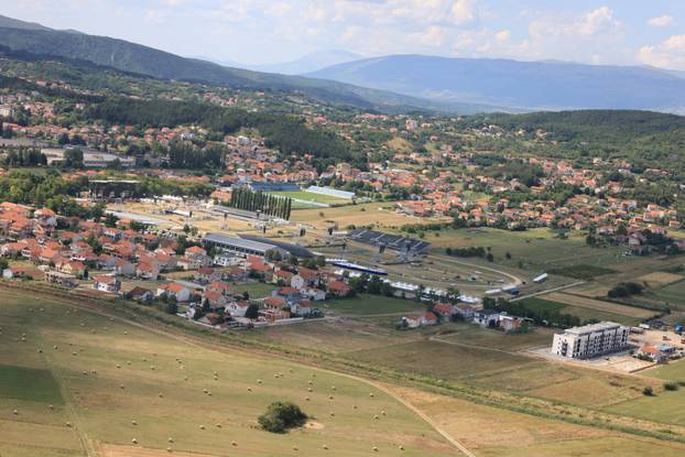 Sinj: Pogled iz zgrade na pripremu pozornice za koncert Marka Perkovića Thomspona