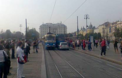 Nestrpljivi policajci skratili put po tramvajskoj pruzi