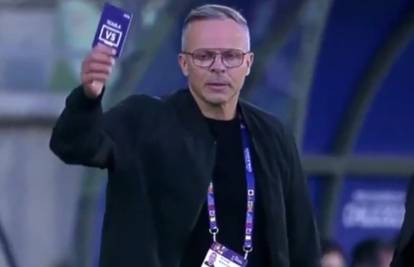 VIDEO Fifina inovacija: Trener je mahao kartonom ispred sudaca