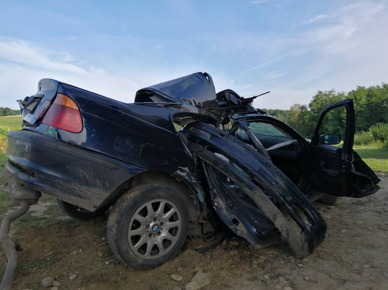 Stravične scene: BMW gotovo prepolovljen, mladić u bolnici