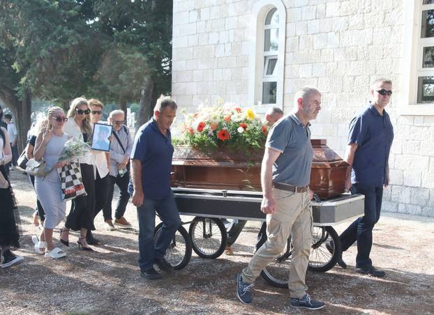 Rogoznica:Posljednji ispraæaj Ivice Karabatiæa, oca Ave Karabatiæ. 