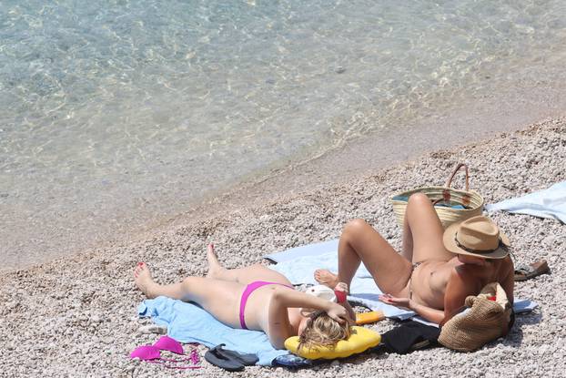 Rijeka: Ljudi uživaju na plaži Nova Voda u Kostreni