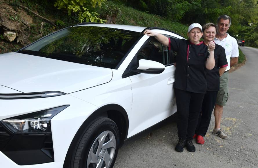 Zvečaj: Kuharica od gazde dobila auto na poklon za 20 godina rada