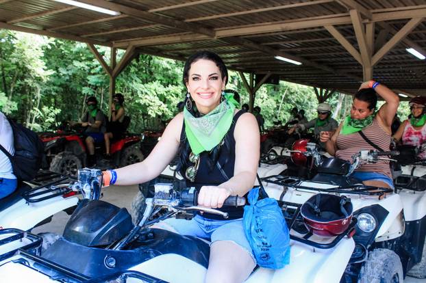 FOTO Ova odvjetnica ima najširi jezik, liže 4 lizalice. Odjednom!