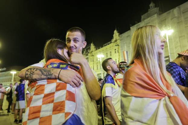Zagreb: Navijači na na Trgu bana Jelačića prate utakmicu Hrvatska  - Portugal 