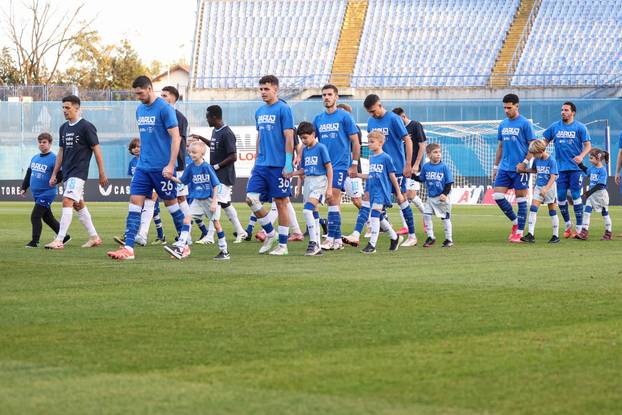 Igrači Dinama i Rijeke s djecom na terenu u sklopu humanitarne akcije "Daruj otkucaj života"