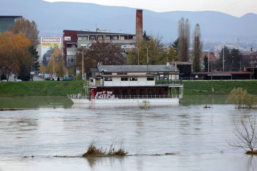 Kiša pada bez prestanka: Voda poplavila ulice i dućane u Rijeci