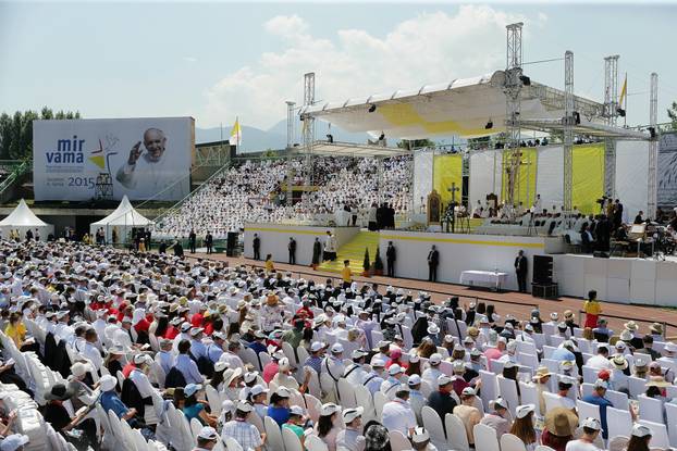 Sarajevo: Nasmijani papa Franjo i Vinko Pulji? dolaze na stadion Koševo