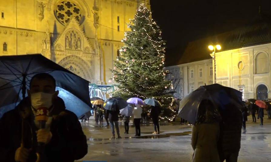Kiša nije omela vjernike ispred  zagrebačke katedrale, u Splitu kasnili s početkom polnoćke