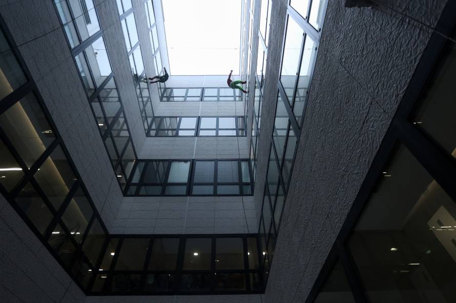 Rijeka: Kostimirani vatrogasci spuštali se niz zidove bolnice gdje su darivali djecu