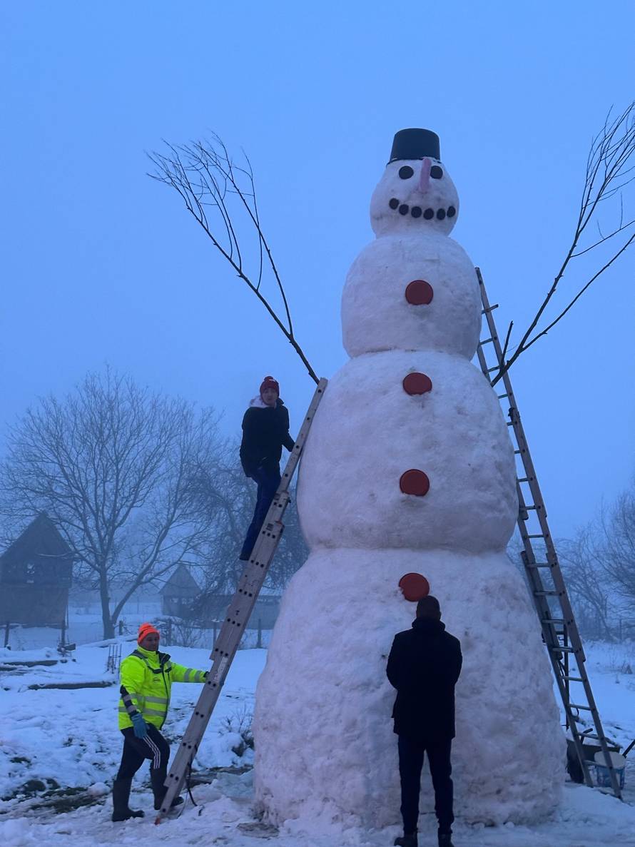 U Slavoniji izgradili snjegovića visokog više od sedam metara! 'Cijelo selo je sudjelovalo...'