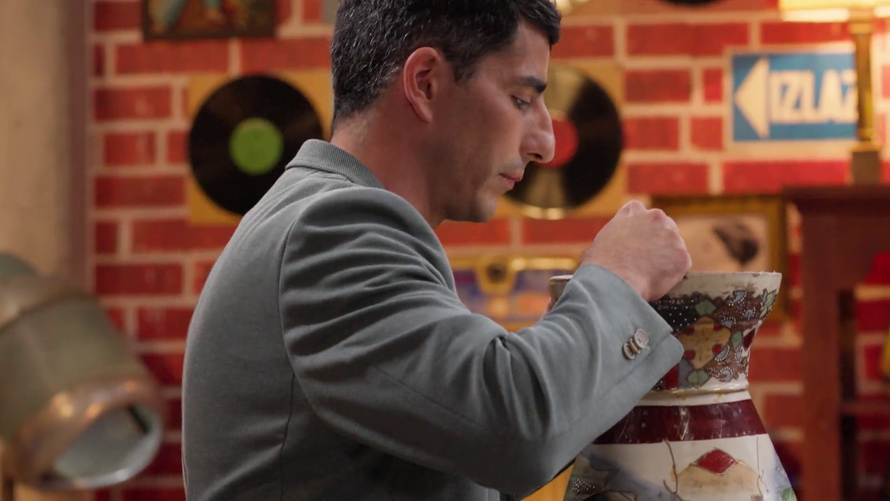 U Cash or Trashu prodan sat za 150 eura, a vaza vraćena kući