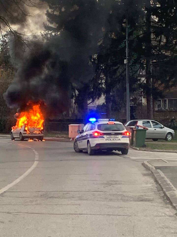 U Sisku se automobil zapalio u vožnji: Vozač izašao na vrijeme