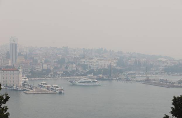 Split  prekriven dimom zbog požara kod Tomislavgrada