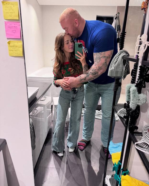 FOTO Najjači čovjek na svijetu ima 206 cm, a ljubi konobaricu od 157 cm. Tragedija ih zbližila...