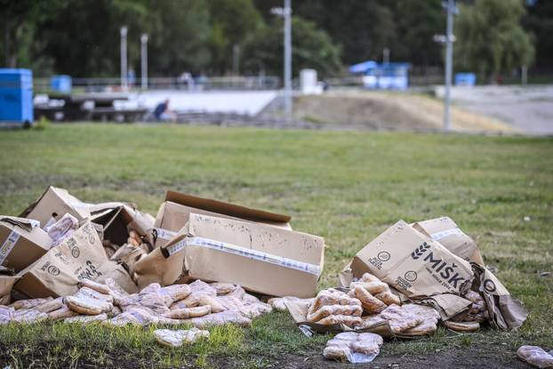 Zagreb: Uz jezero Bundek i dalje stoje hrpe otpada s koncerta i bačene hrane