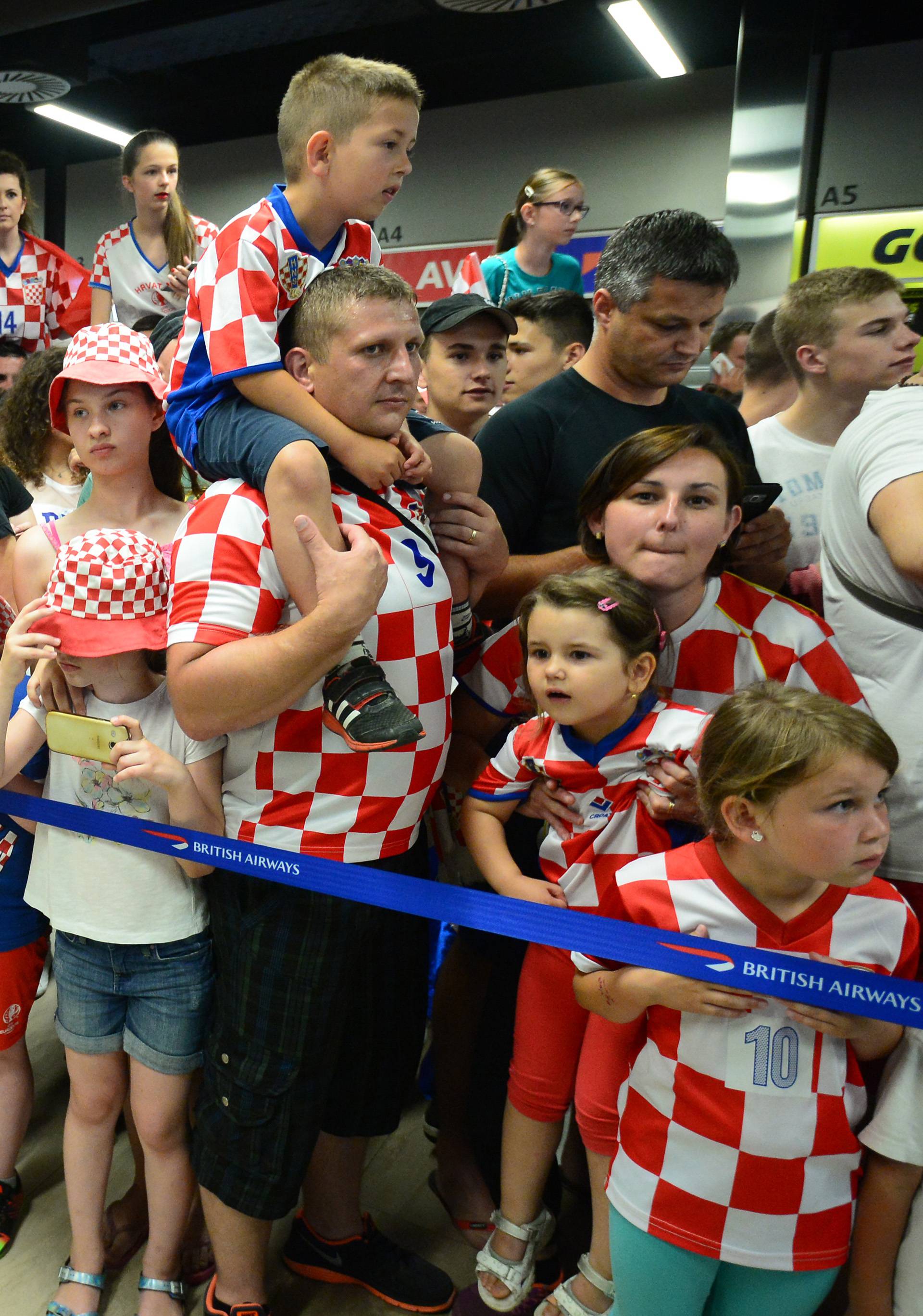 Tisuće ljudi dočekale 'vatrene'! Navijači skandirali Anti Čačiću