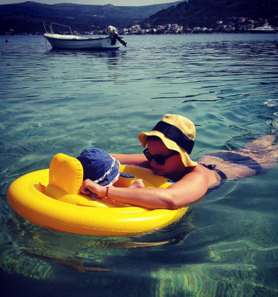 Uživa u majčinstvu: Anamarija je povela kćer na prvo kupanje