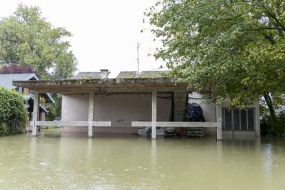 FOTO Vrhunac vodenog vala je stigao u Batinu: Ljudi se voze u čamcima, kuće su poplavljene