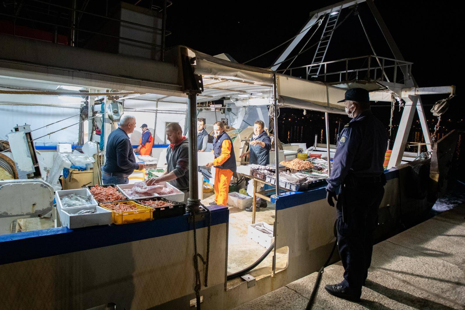 Dubrovnik: Brojni građani pohrlili po svježu ribu na Gruž