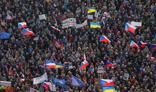 FOTO Ogromni prosvjed protiv Vlade u &Ccaron;e&scaron;koj! Ulice pune: 'Ne &zcaron;elimo postati kao Ma&dstrok;arska!'