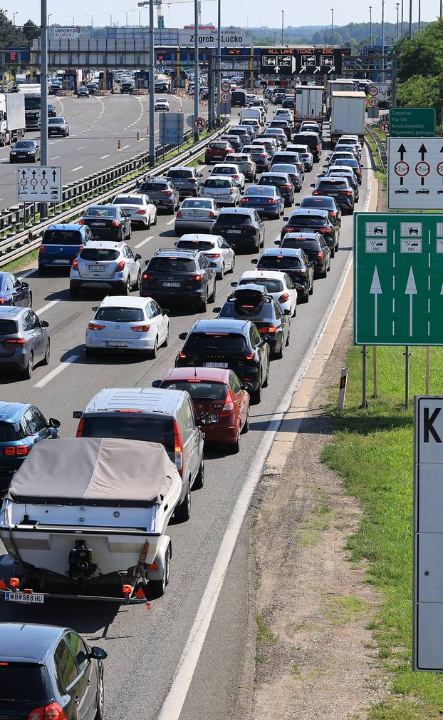 Velike prometne gužve na naplatnoj postaji Lučko prema moru