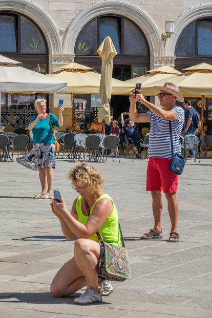 Turisti u Puli koriste dan za šetnju, obilazak te fotografiranje znamenitosti