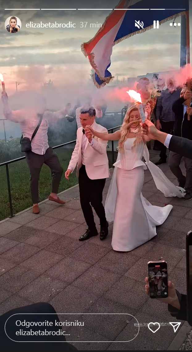 Kakav spektakl! Zvijezda serije 'San snova' i supruga 'zapalili' binu, a Hajduk bio šlag na torti