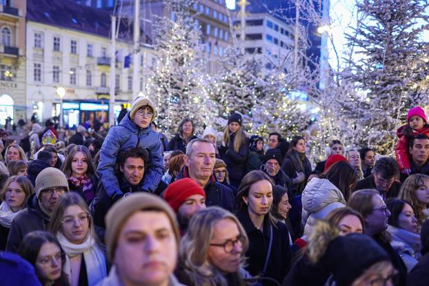 Zagreb: Paljenje prve adventske svije?e