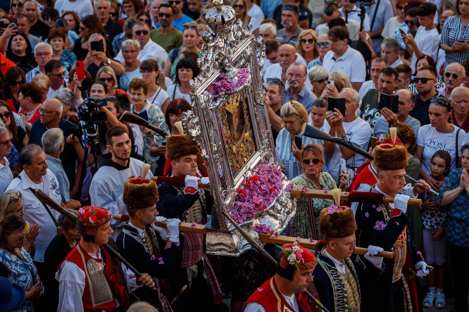 Sinj: Proslava blagdana Velike Gospe i skidanje Gospine slike prije procesije