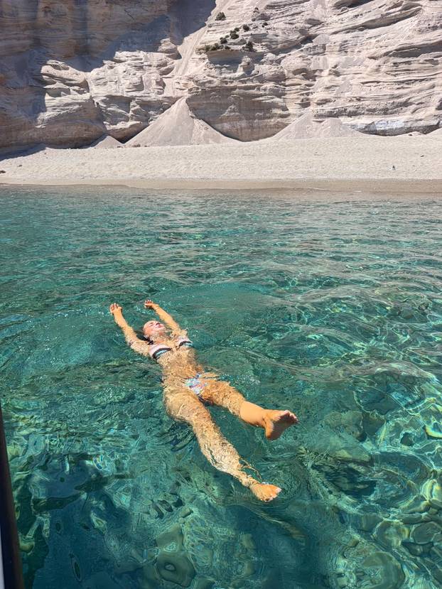 FOTO S 22 godine je postala seksi milijunašica, a godinama je skrivala mračnu tajnu